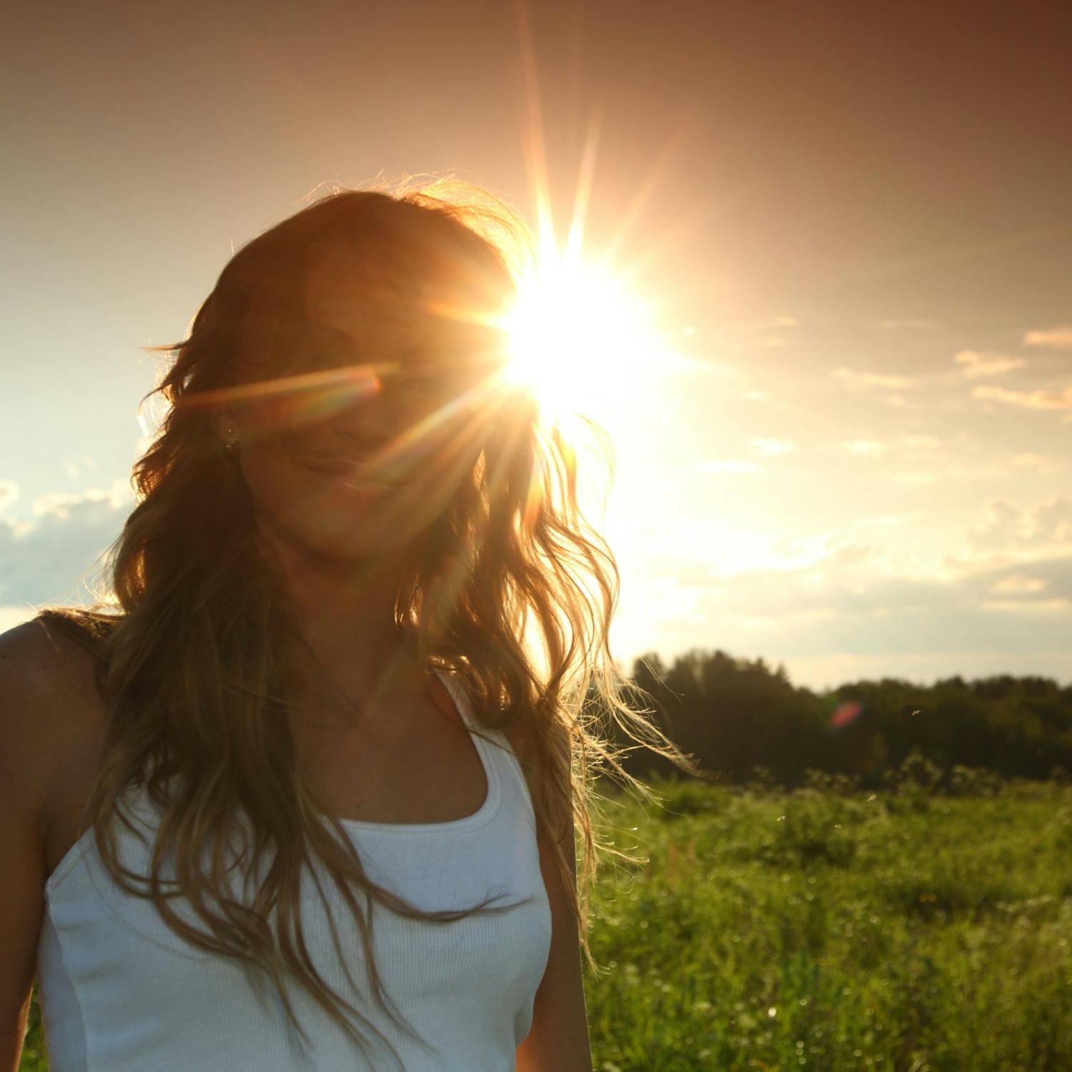 Kvinna fotograferad i motljus